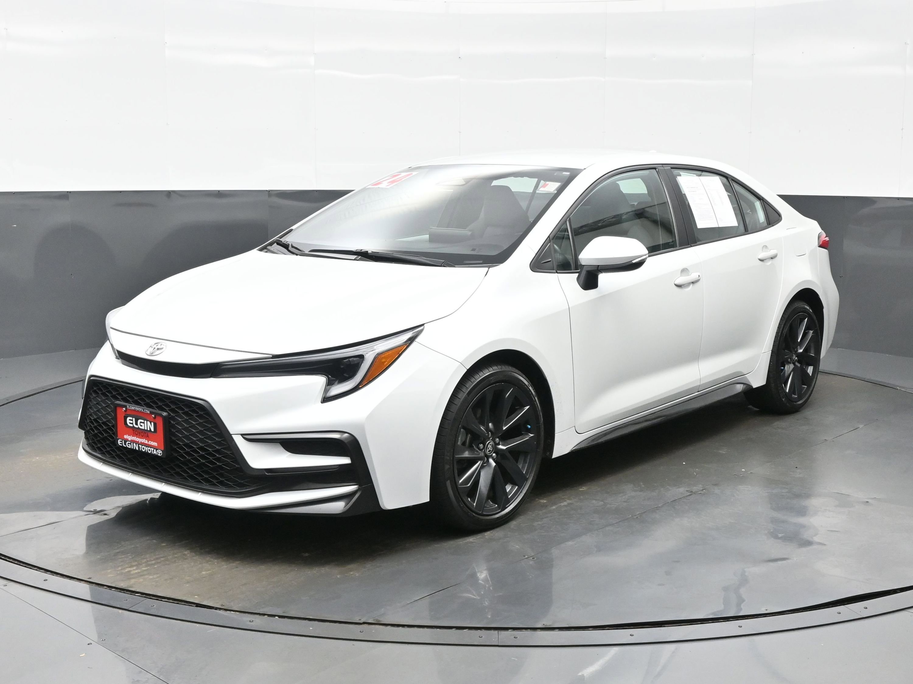 Used 2024 Toyota Corolla SE image 2