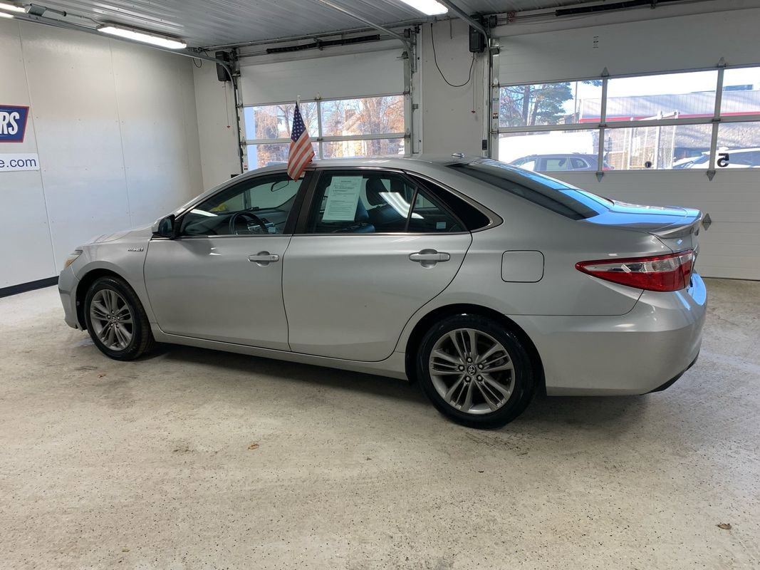 Used 2017 Toyota Camry SE w/ Moonroof Package image 3