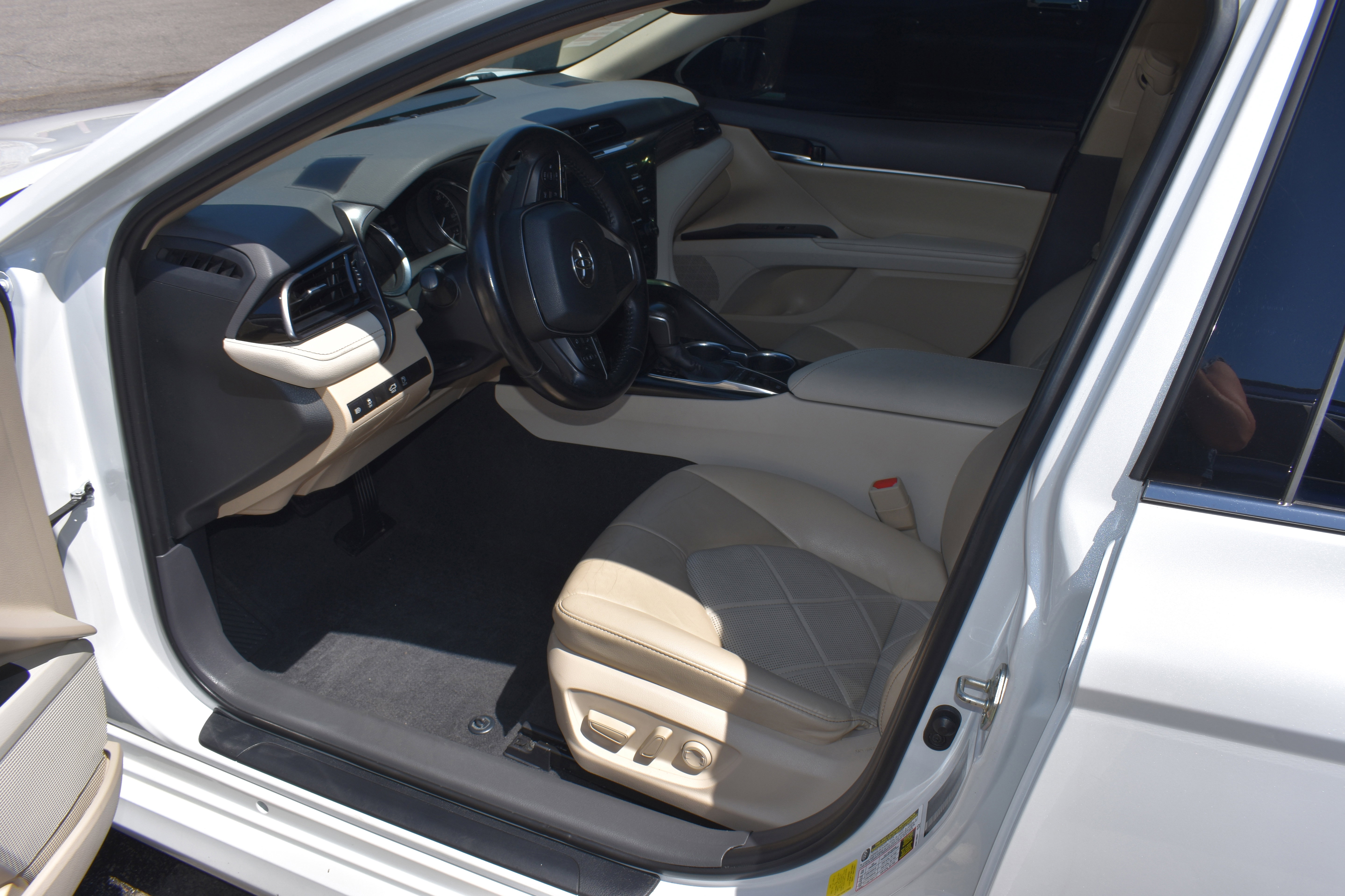 Used 2019 Toyota Camry XLE FWD image 12