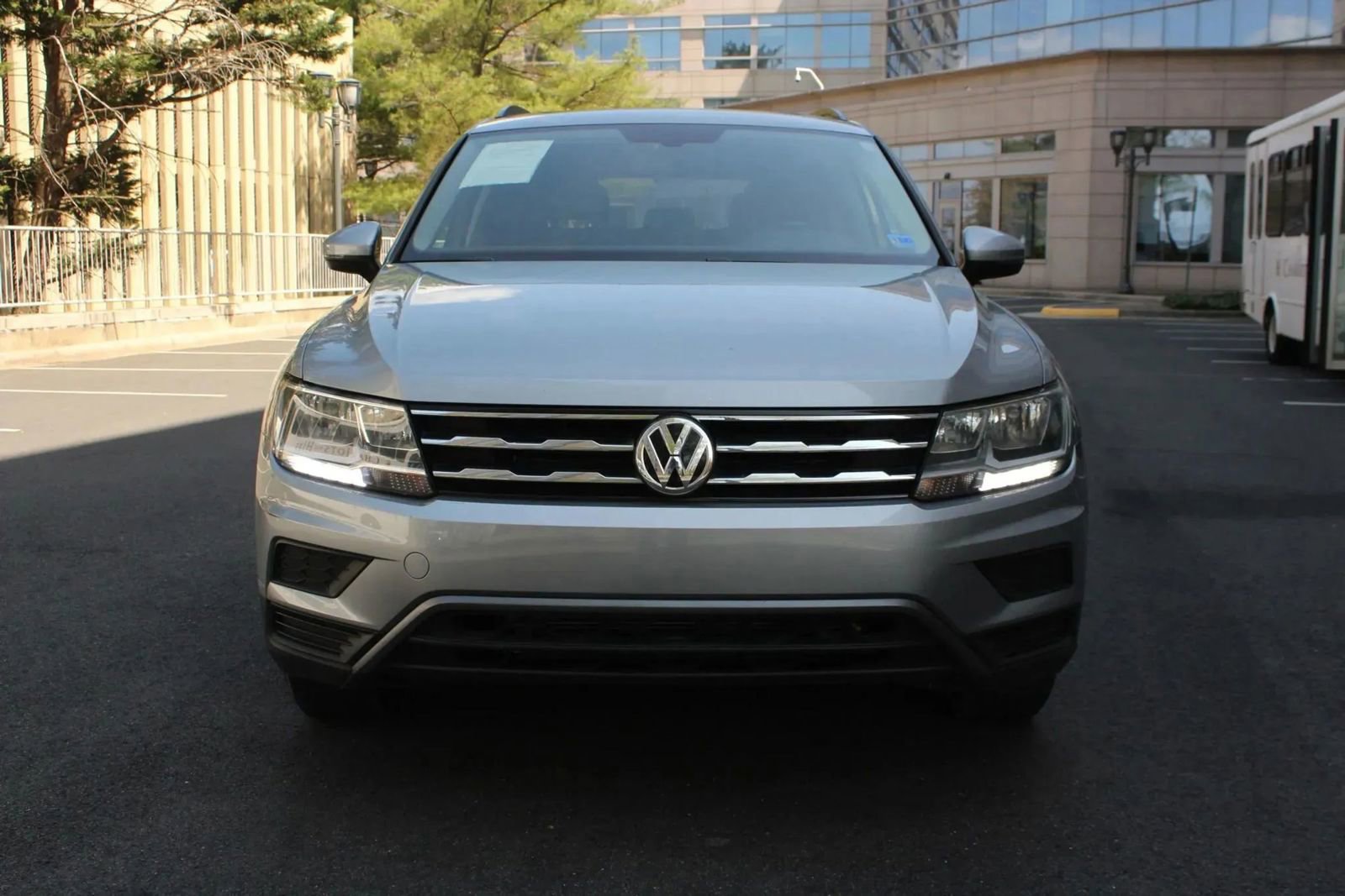 Used 2019 Volkswagen Tiguan SE w/ Panoramic Sunroof Package AWD/4WD image 3