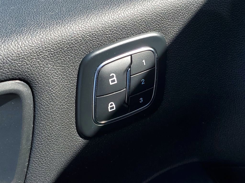 Certified 2025 Ford Escape Platinum image 28