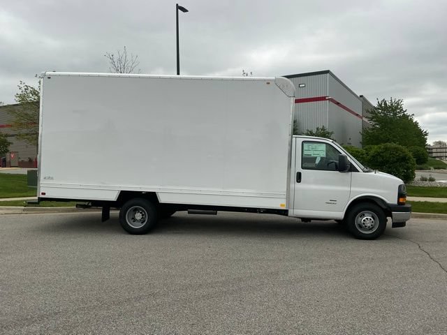 New 2026 Chevrolet Express 4500 w/ Power Convenience Package RWD image 9