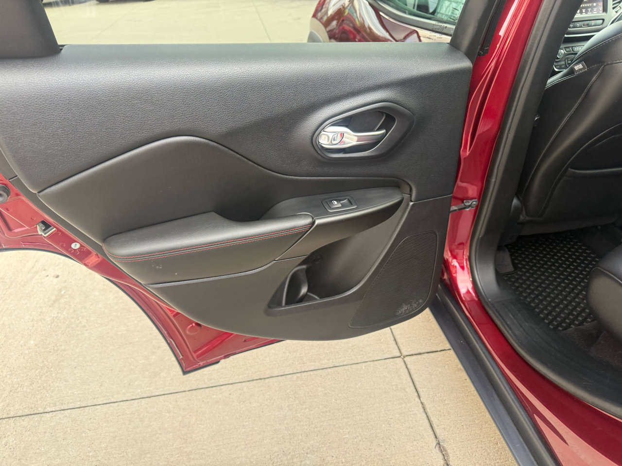 Used 2019 Jeep Cherokee Trailhawk image 14