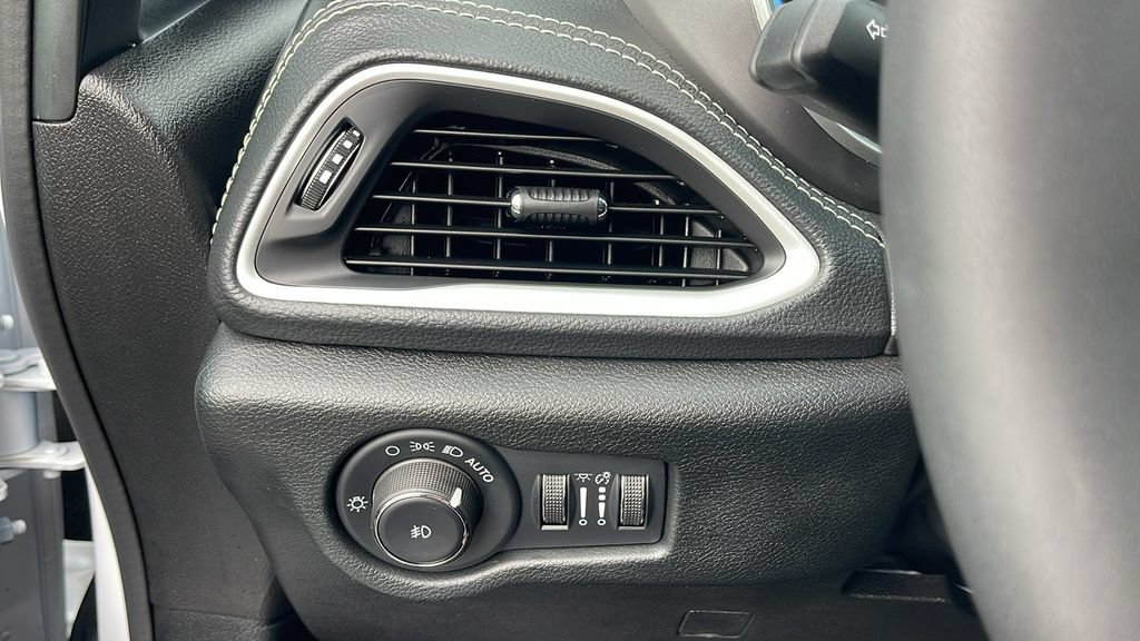Used 2026 Chrysler Pacifica Select FWD image 20