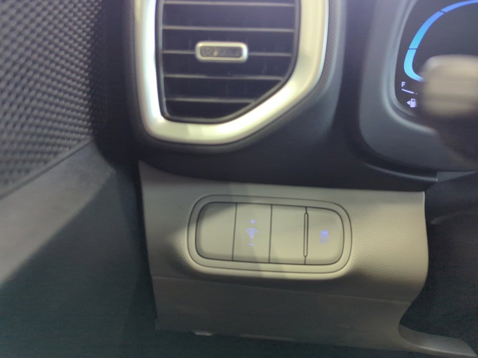 Used 2023 Hyundai Venue SEL image 32