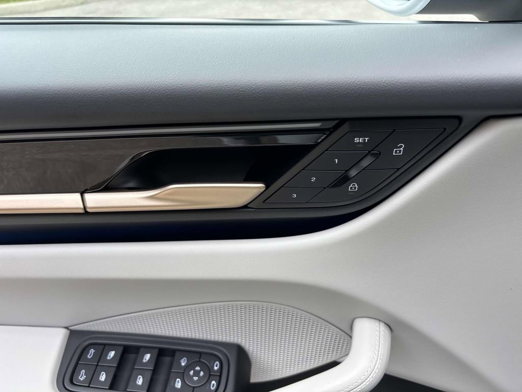 Used 2025 Porsche Macan 4 Electric image 24