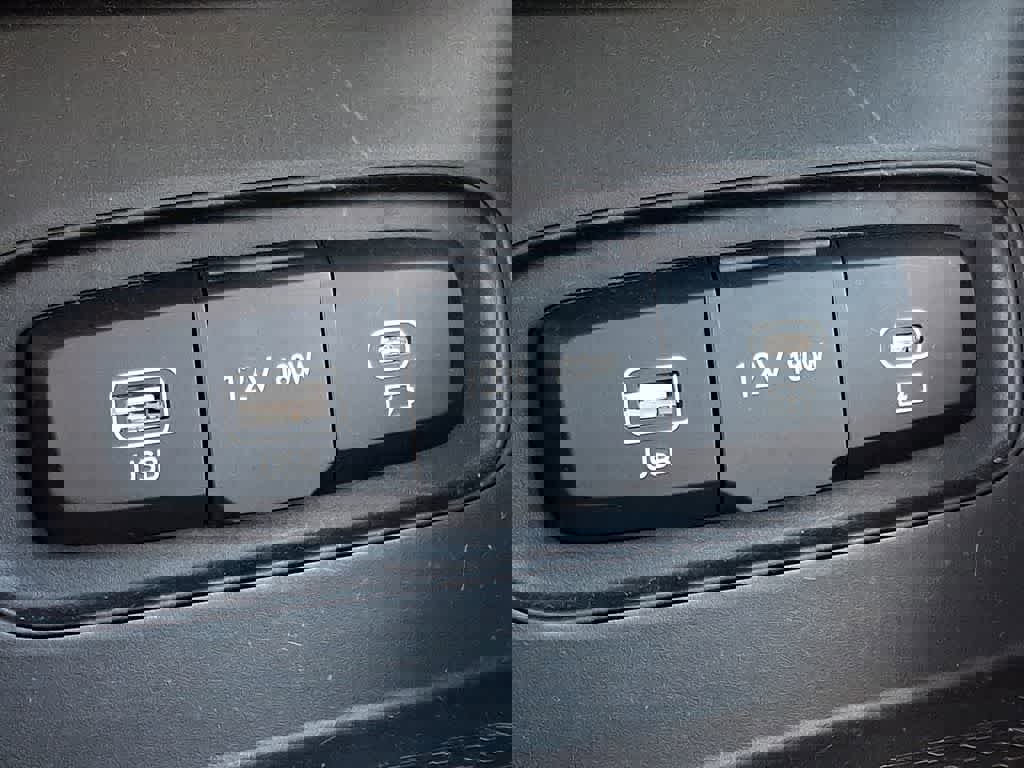 Used 2025 Hyundai Venue SEL image 25