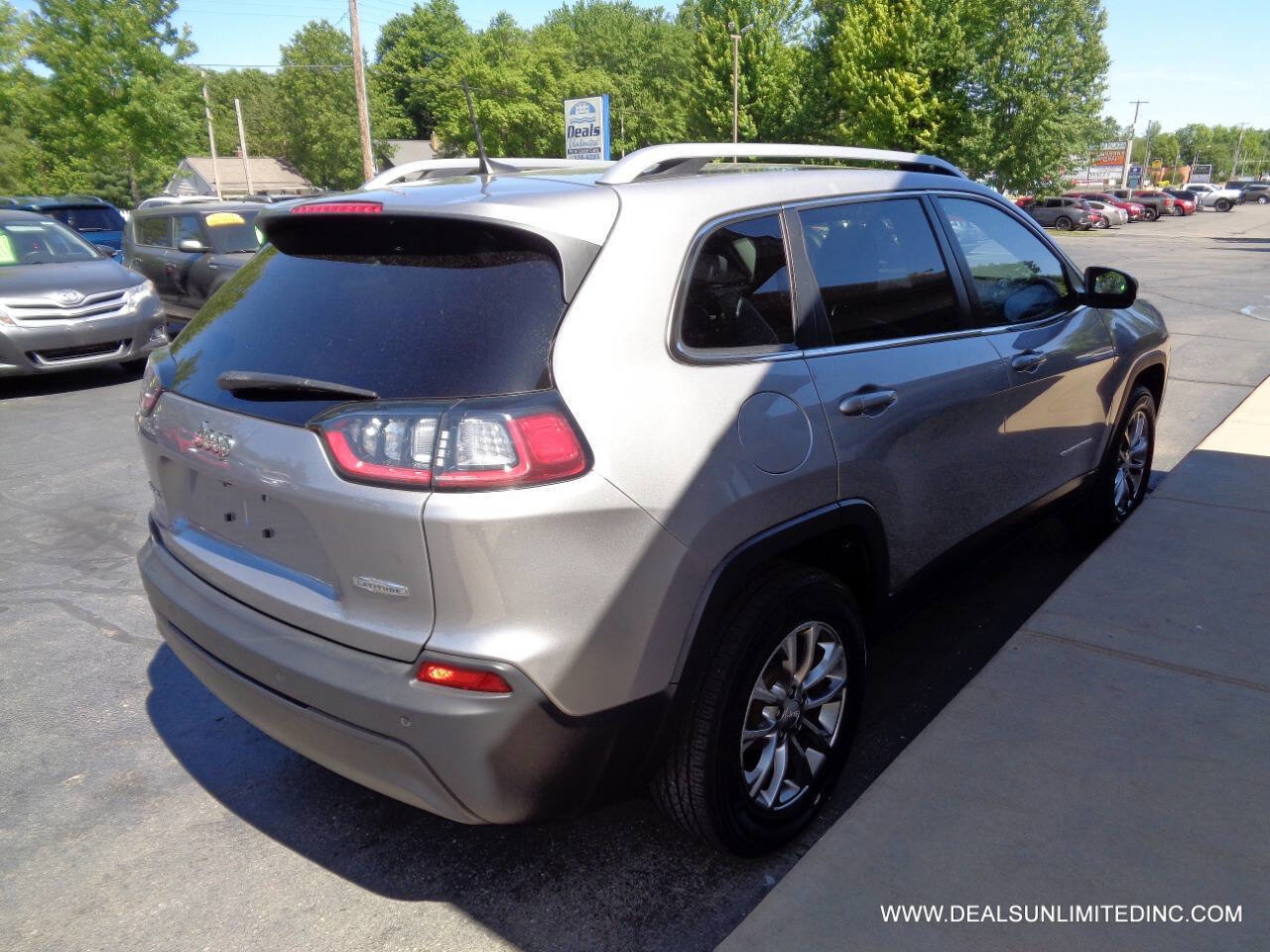 Used 2019 Jeep Cherokee Latitude Plus w/ Comfort/Convenience Group AWD/4WD image 3