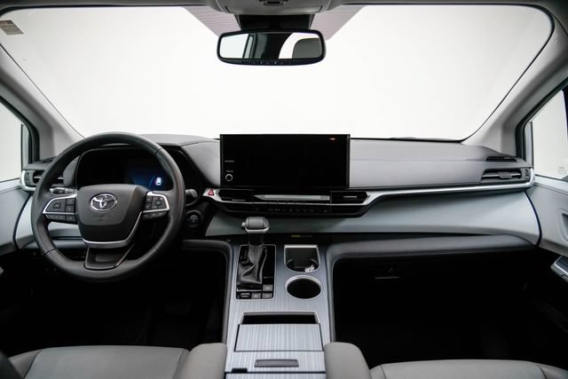 Used 2025 Toyota Sienna XLE FWD image 15