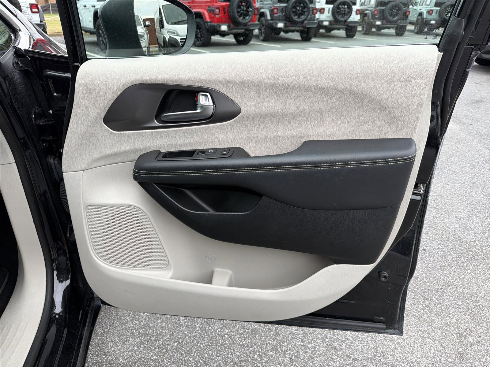 Used 2023 Chrysler Pacifica Touring-L FWD image 13