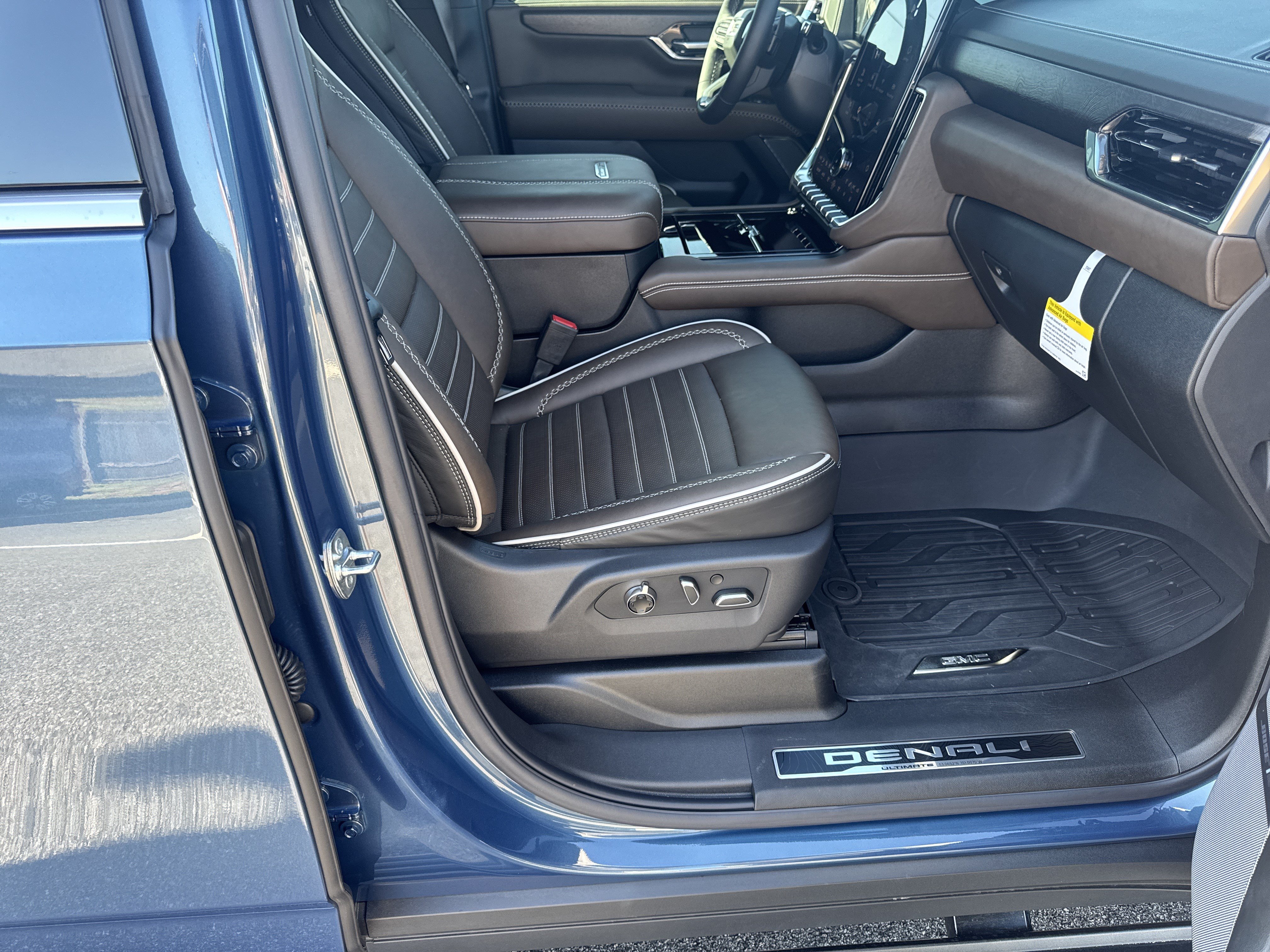 Certified 2026 GMC Yukon XL Denali Ultimate w/ LPO, Floor Liner Package AWD/4WD image 14
