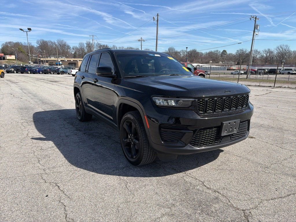 Used 2023 Jeep Grand Cherokee Altitude image 4