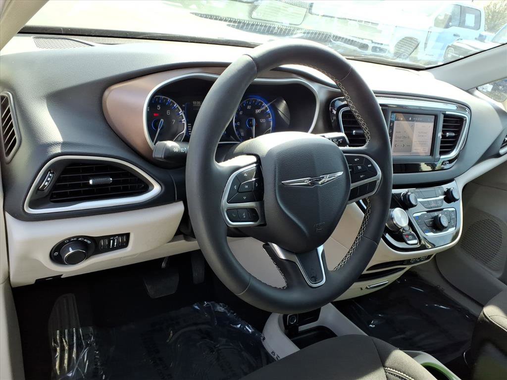 Used 2023 Chrysler Voyager LX image 9