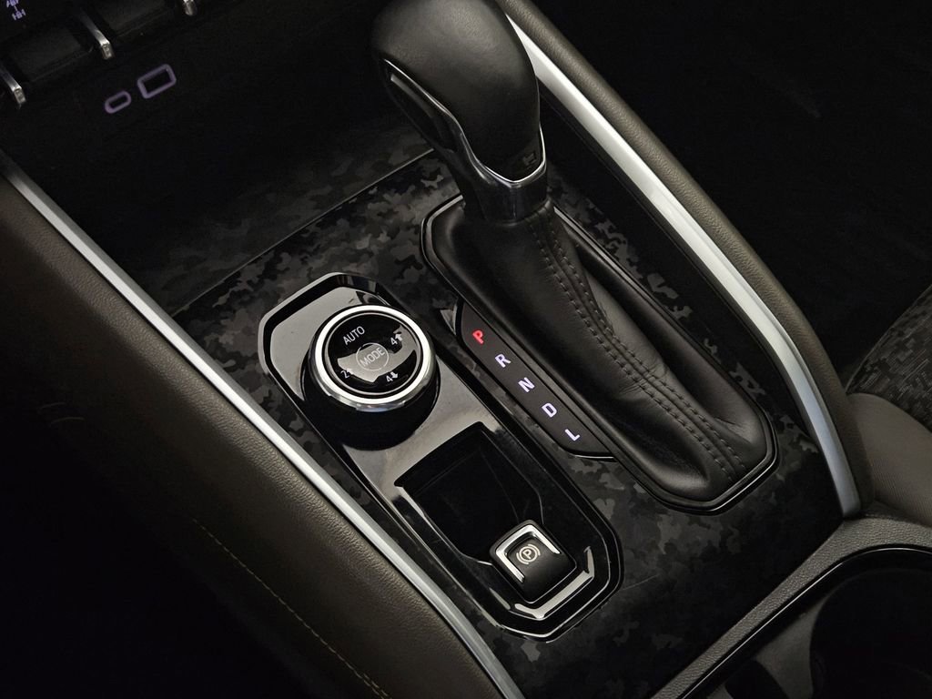 Used 2024 Chevrolet Colorado ZR2 w/ Technology Package AWD/4WD image 16