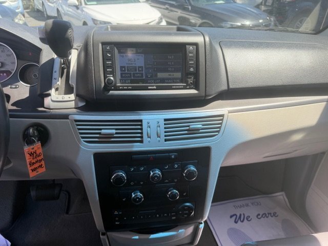 Used 2010 Volkswagen Routan SE image 16