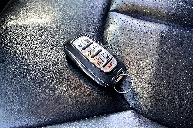 Used 2023 Chrysler Pacifica Touring-L image 9