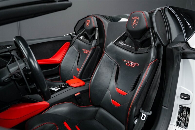 Used 2021 Lamborghini Huracan EVO RWD image 16