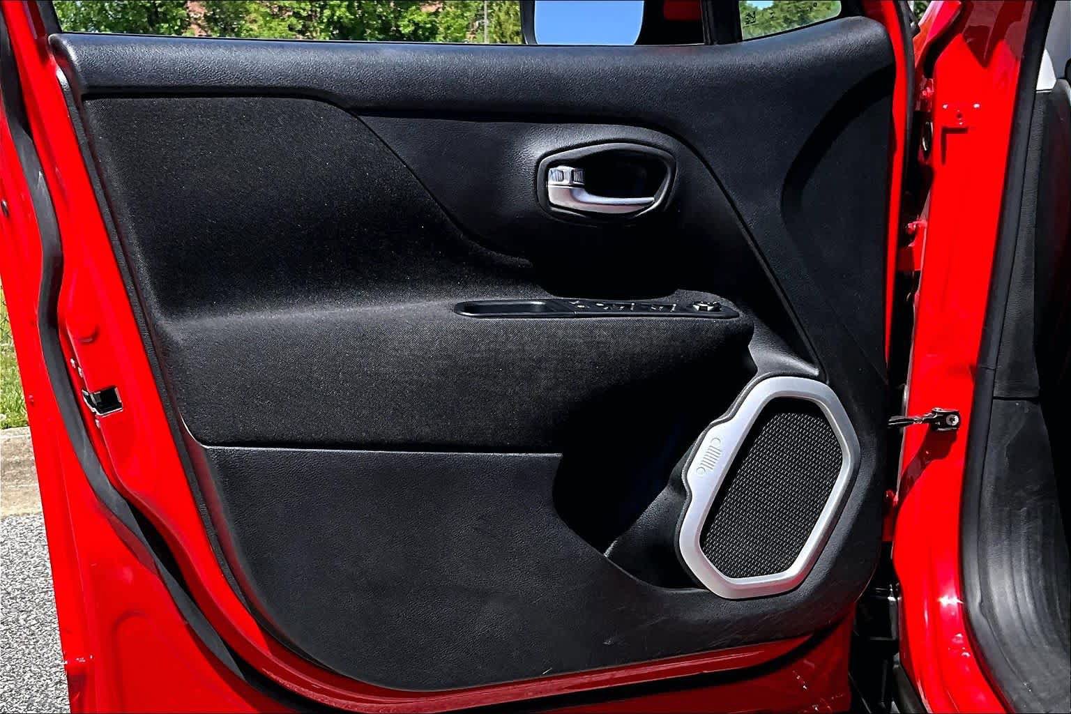 Used 2018 Jeep Renegade Latitude w/ Cold Weather Group AWD/4WD image 21