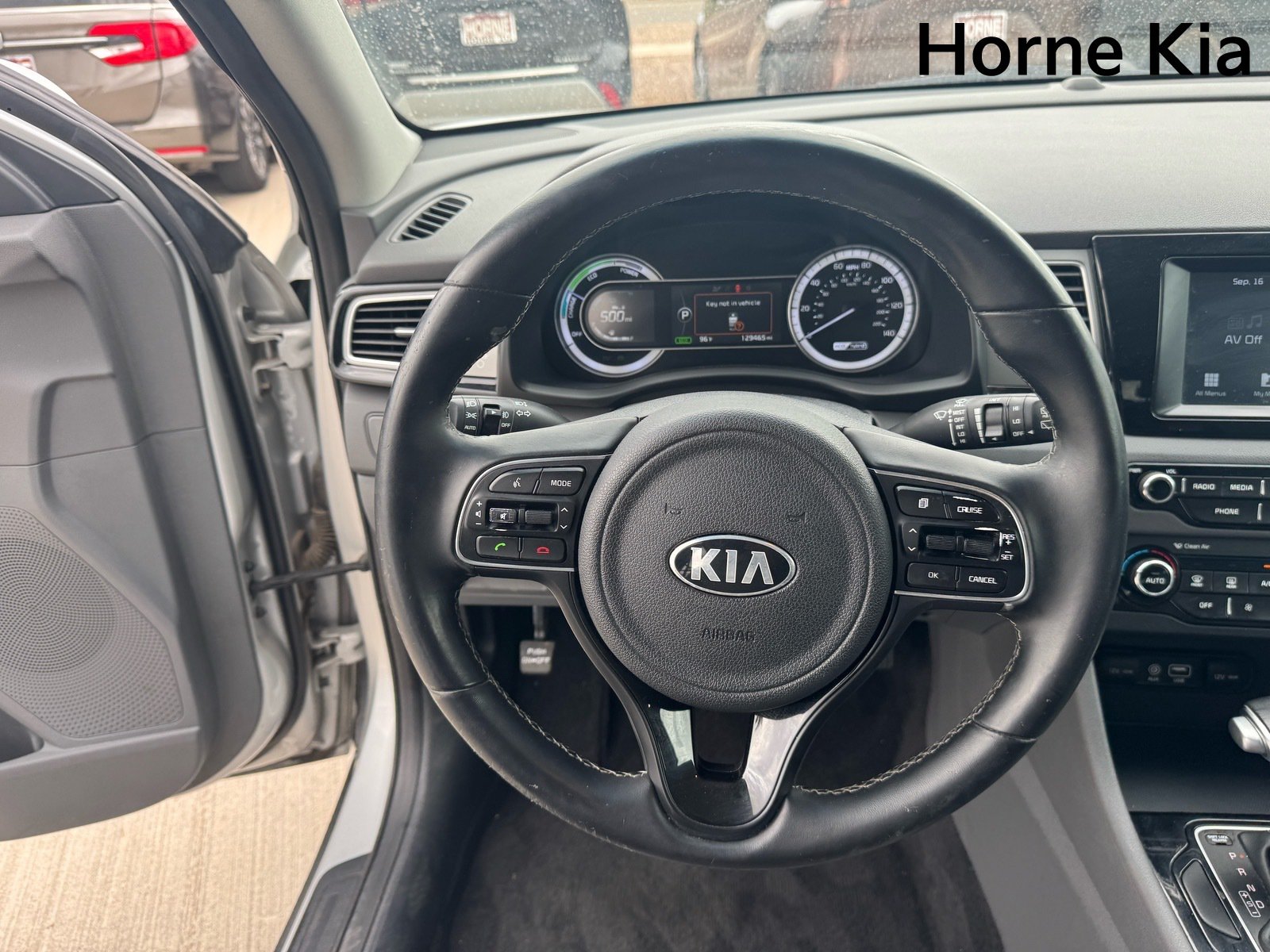 Used 2017 Kia Niro EX FWD image 16