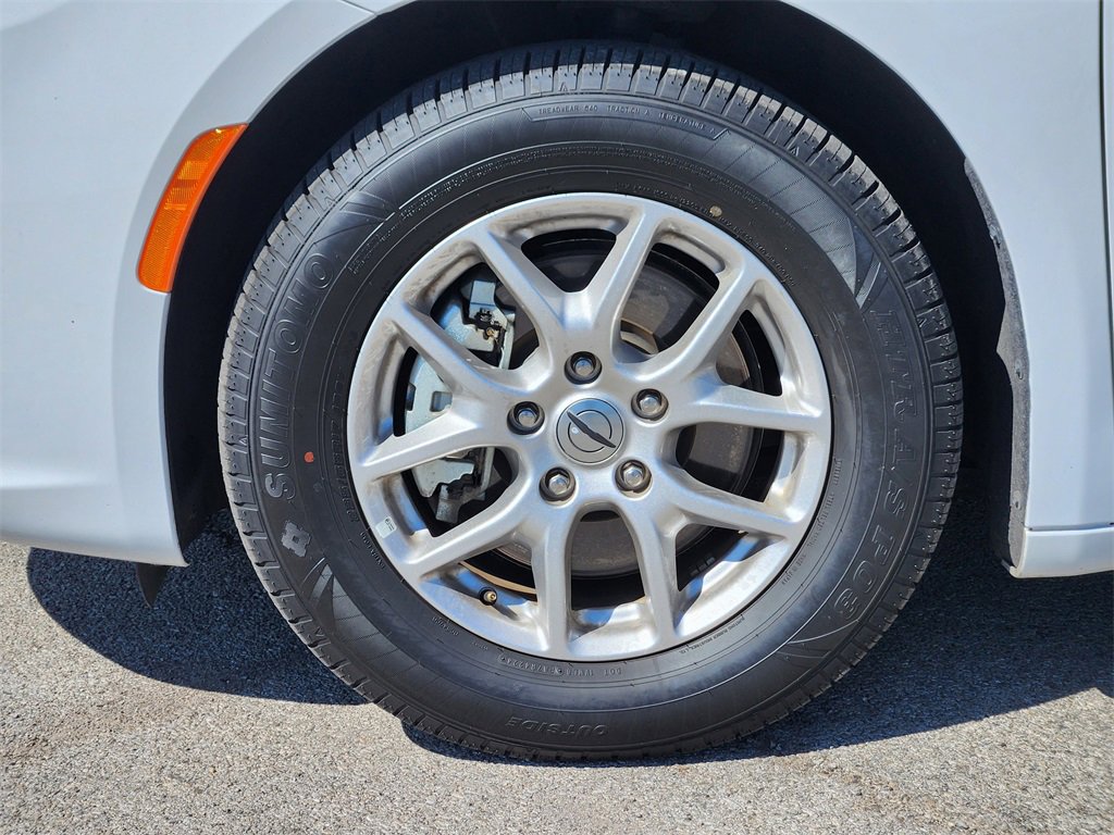 Used 2025 Chrysler Pacifica Select image 42