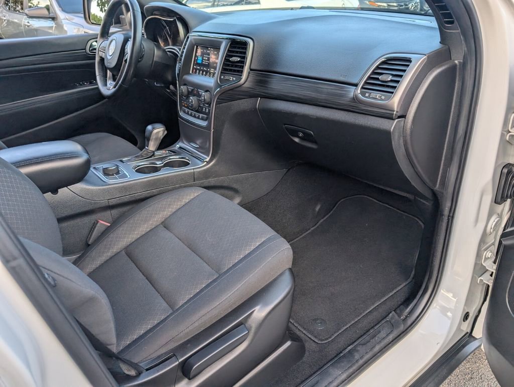 Used 2019 Jeep Grand Cherokee Laredo AWD/4WD image 18