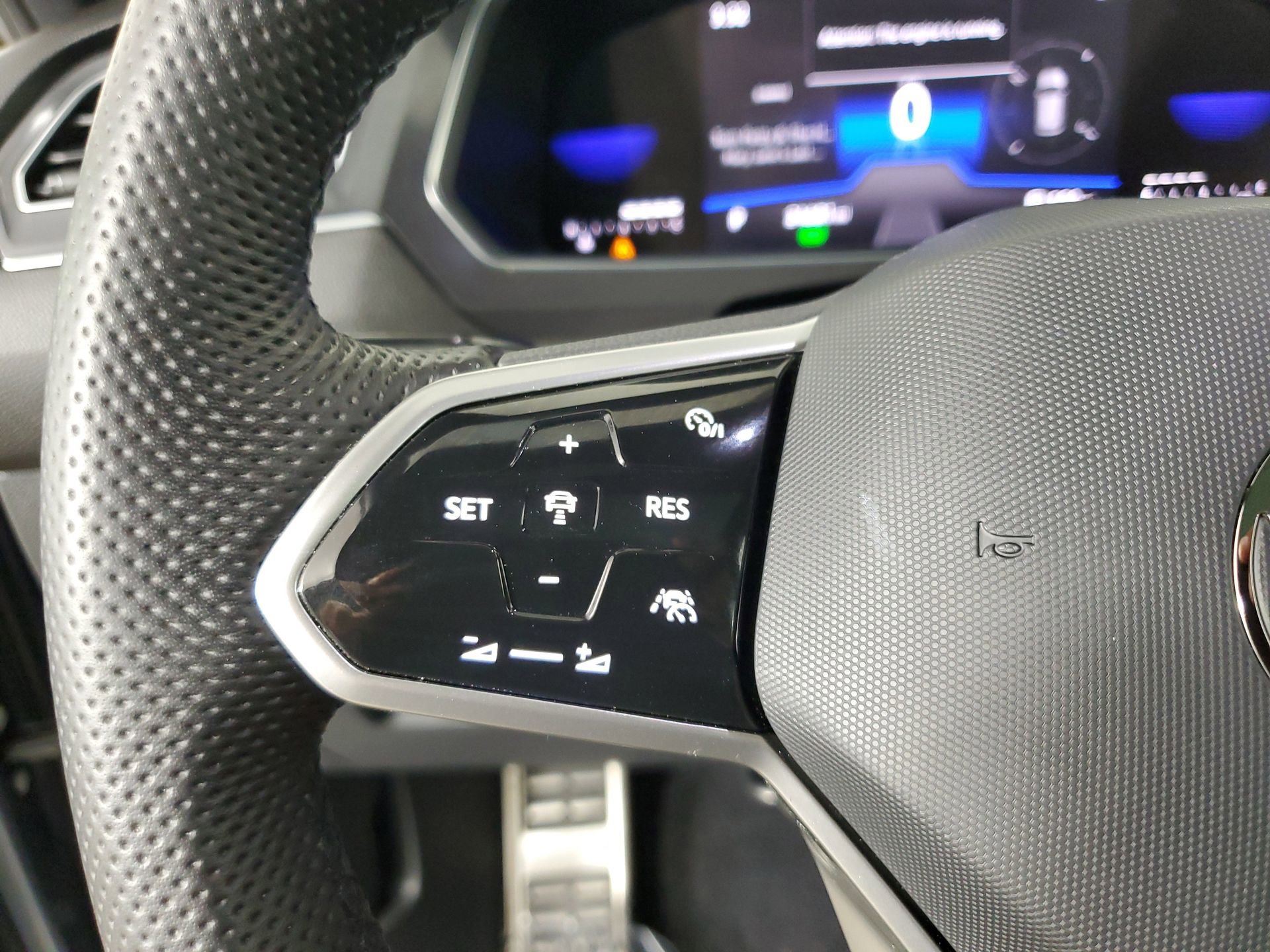 Used 2022 Volkswagen Tiguan SE R-Line image 31