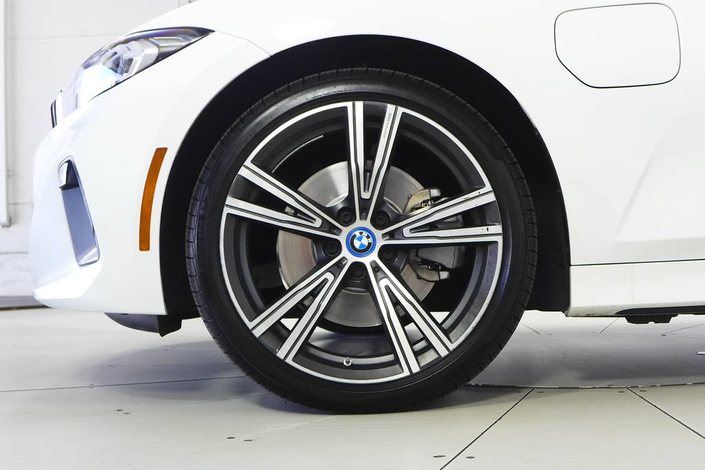 Used 2024 BMW 330e w/ Convenience Package RWD image 5
