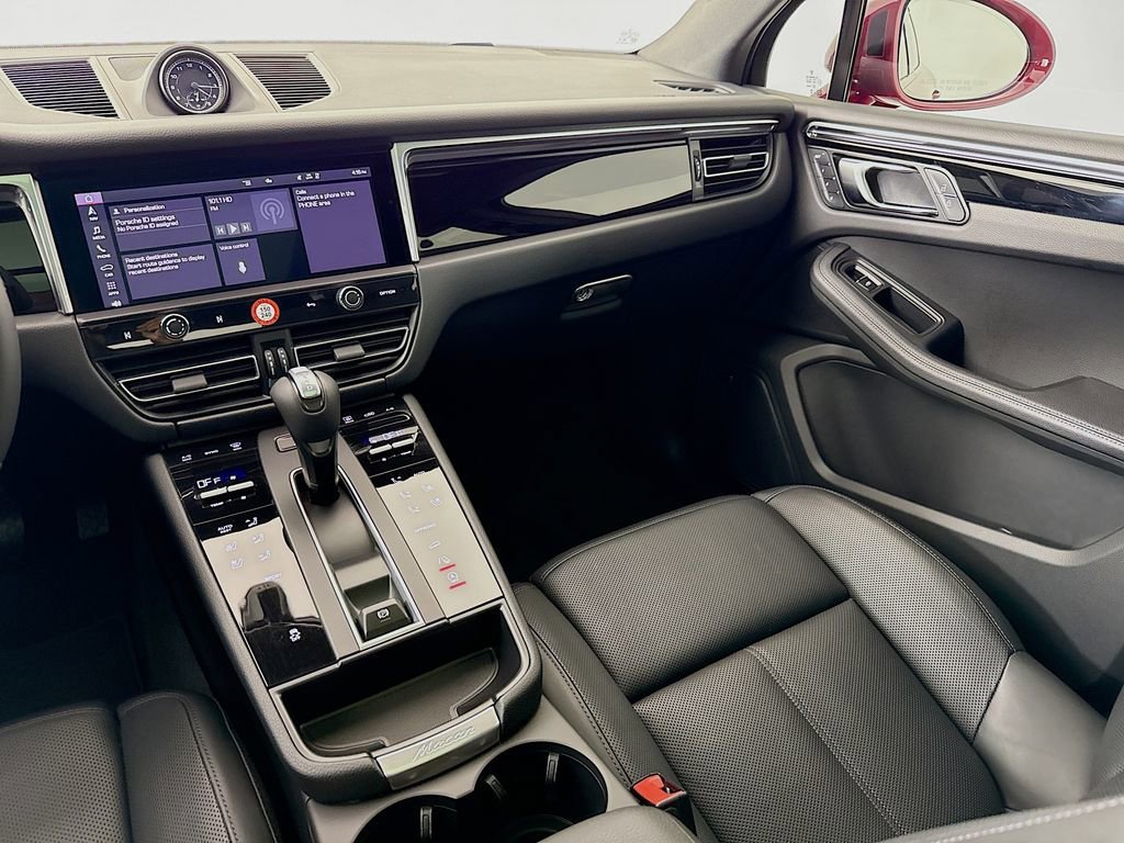 Certified 2025 Porsche Macan AWD/4WD image 26