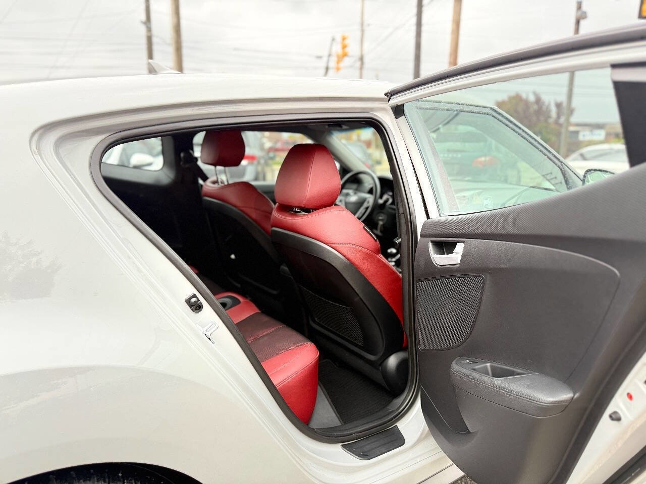 Used 2014 Hyundai Veloster Turbo R-Spec image 9