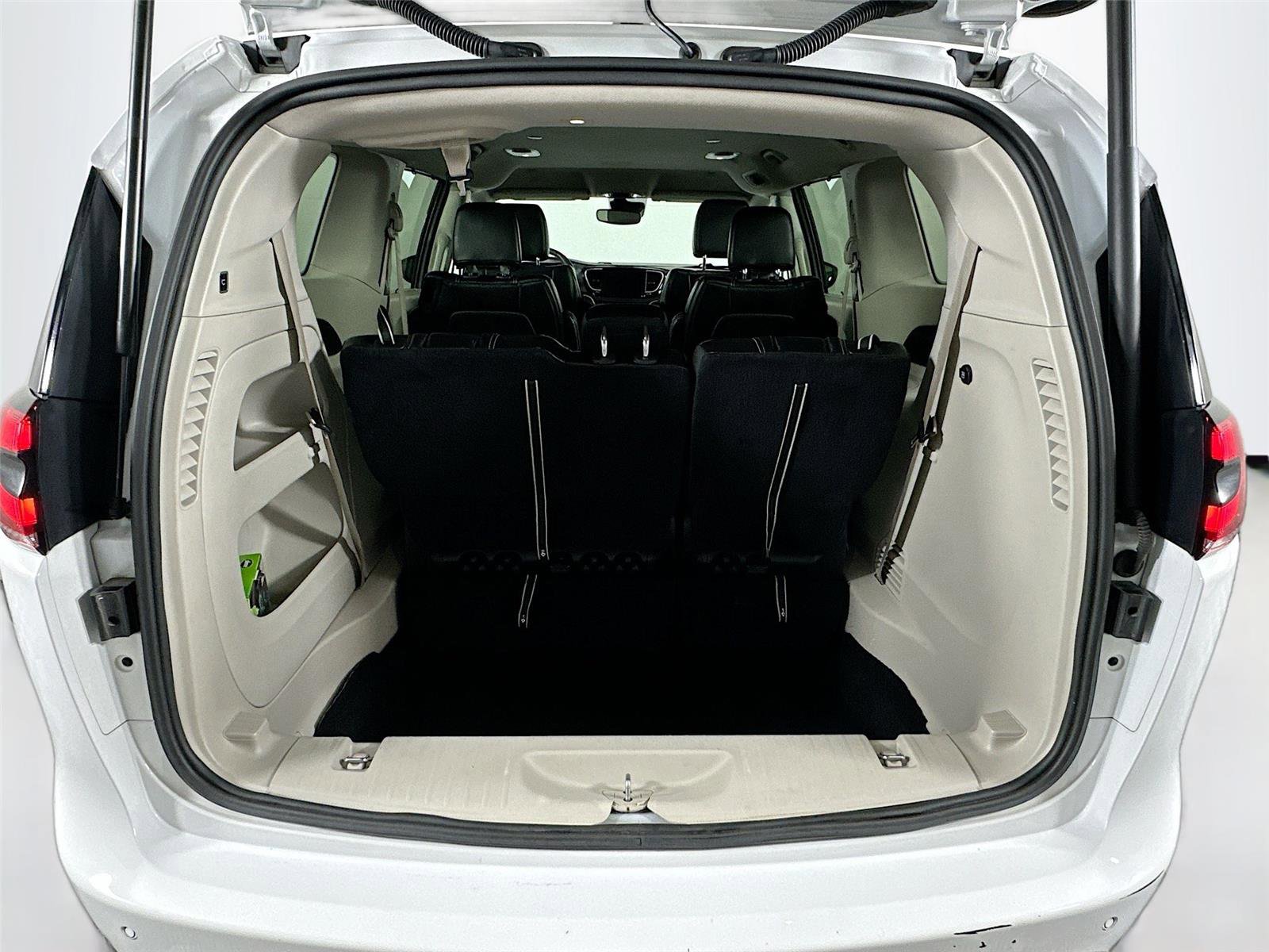 Used 2023 Chrysler Pacifica Touring-L image 25