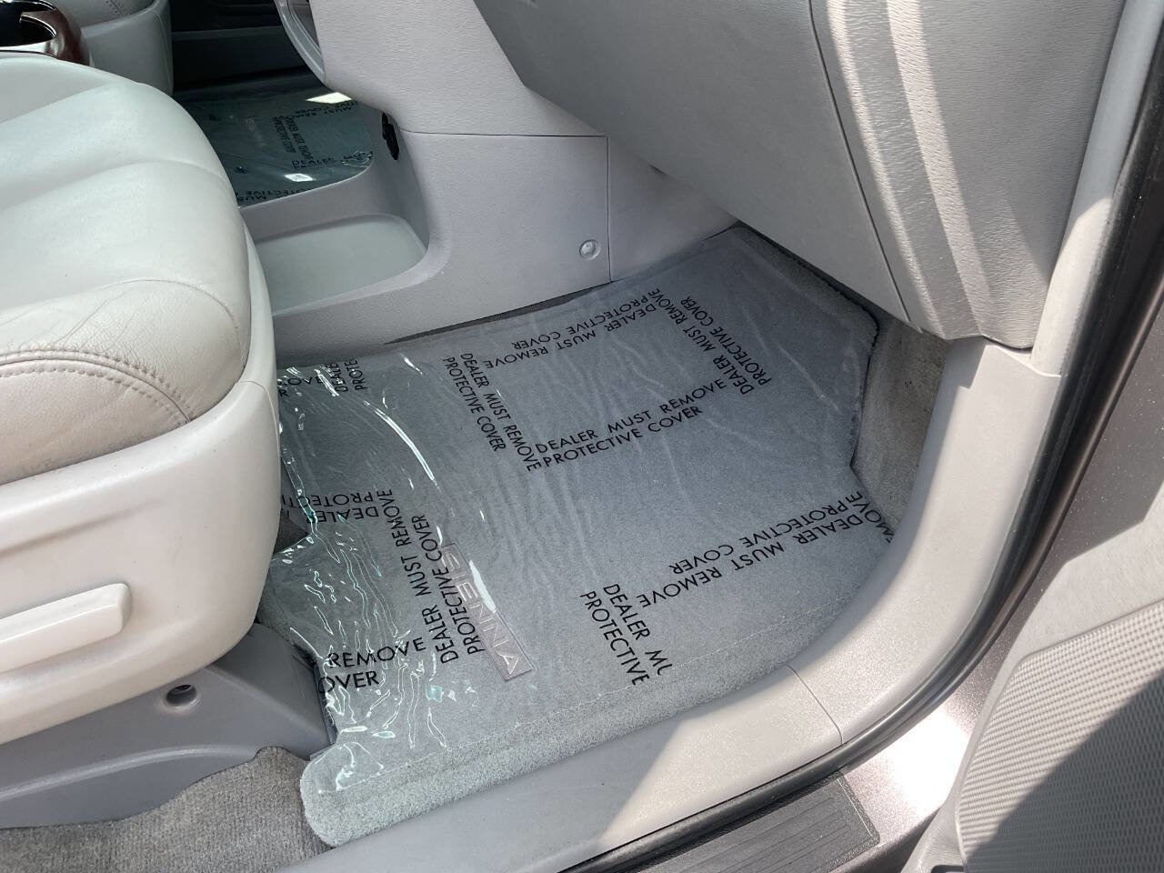 Used 2012 Toyota Sienna XLE FWD image 44