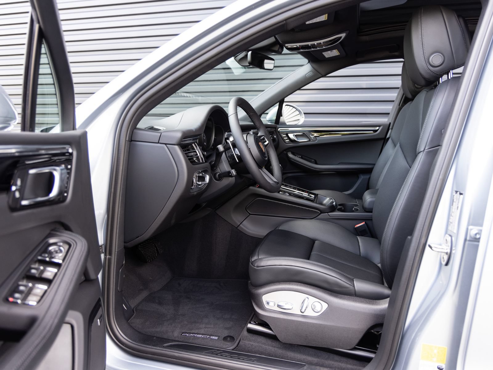 Certified 2026 Porsche Macan AWD/4WD image 23