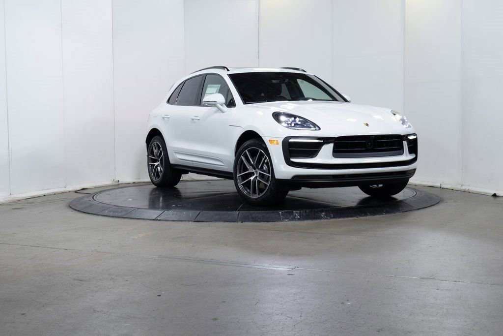 Certified 2025 Porsche Macan image 9