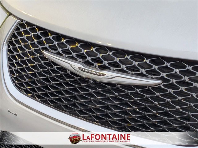 Used 2024 Chrysler Pacifica Touring-L image 9