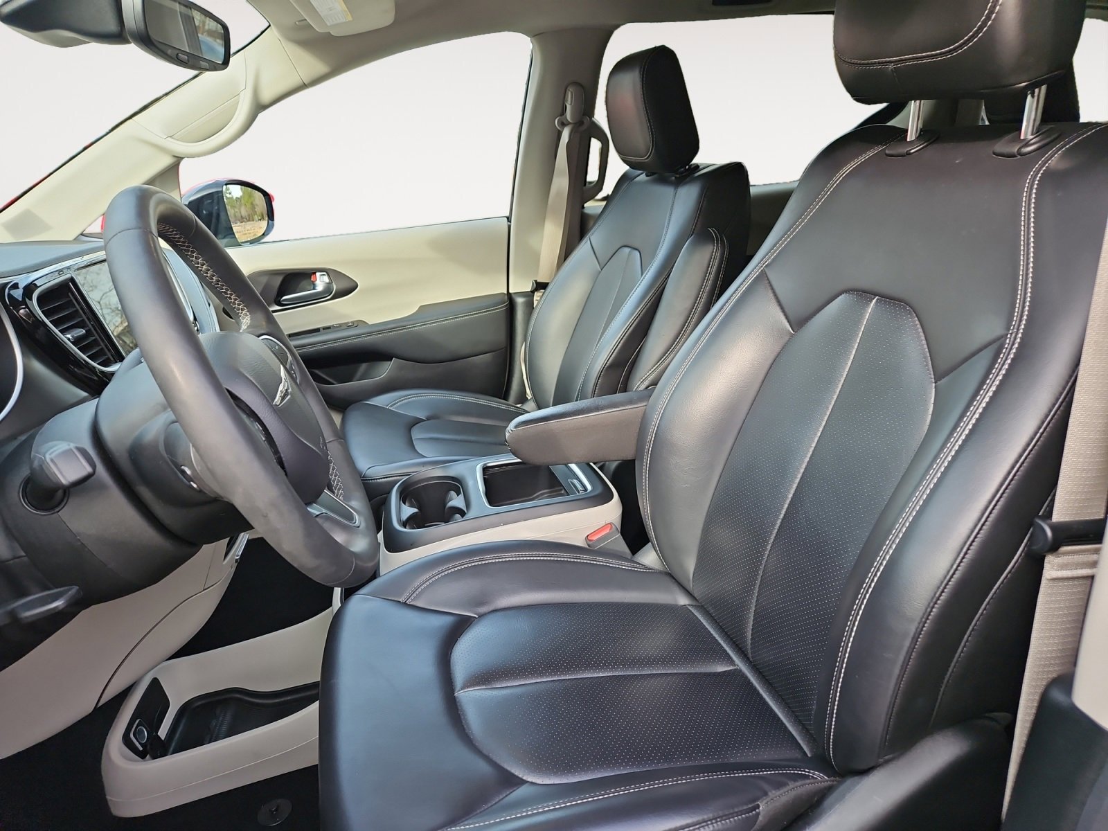 Used 2024 Chrysler Pacifica Select image 9