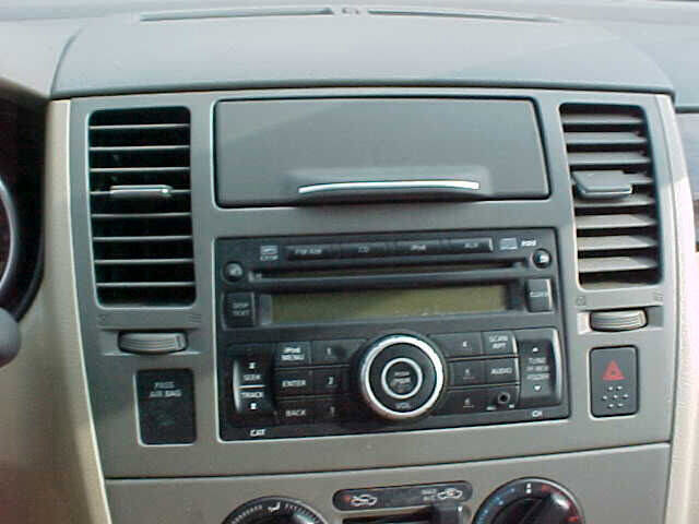 Used 2011 Nissan Versa SL w/ Premium Pkg image 19