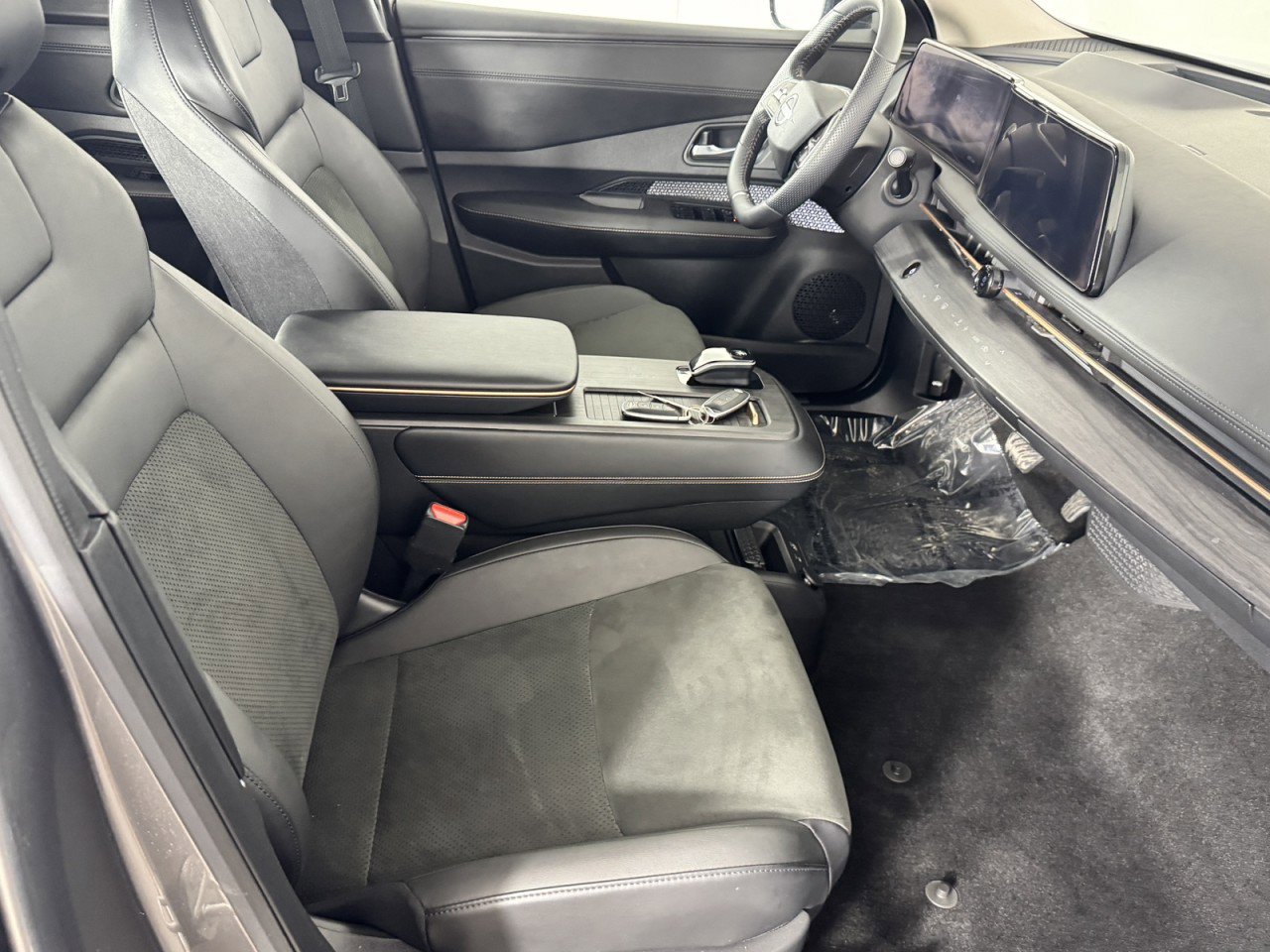 Used 2024 Nissan Ariya AWD image 10