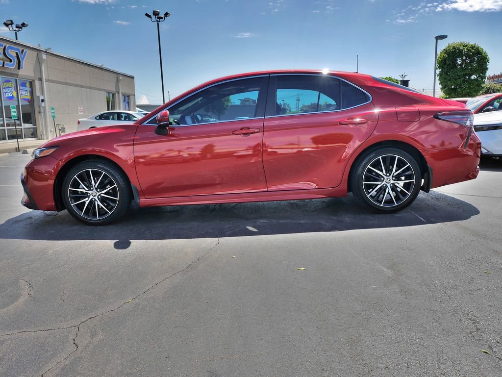 Used 2021 Toyota Camry SE w/ Cold Weather Package FWD image 4