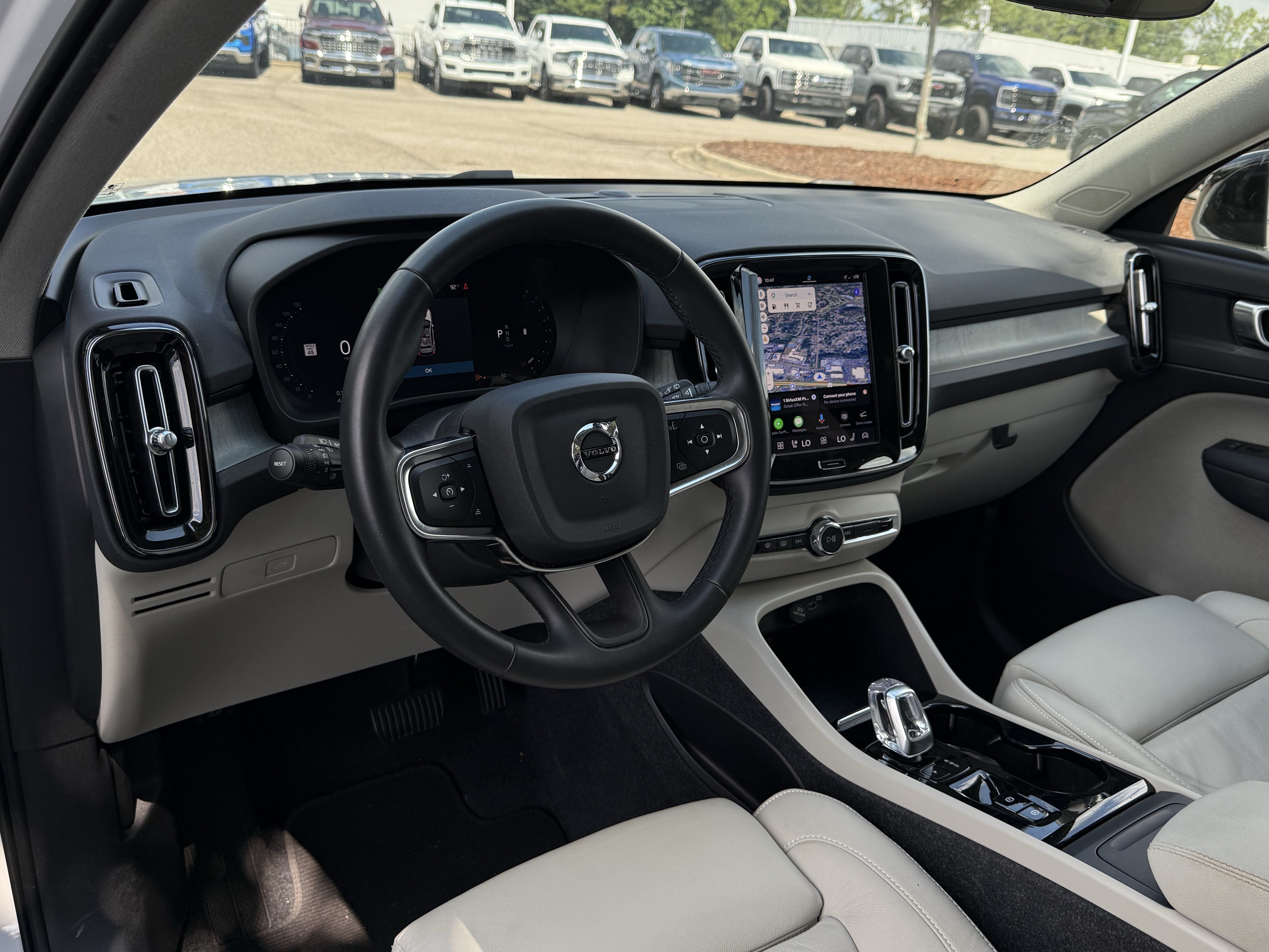 Used 2023 Volvo XC40 B4 Plus w/ Climate Package FWD image 11