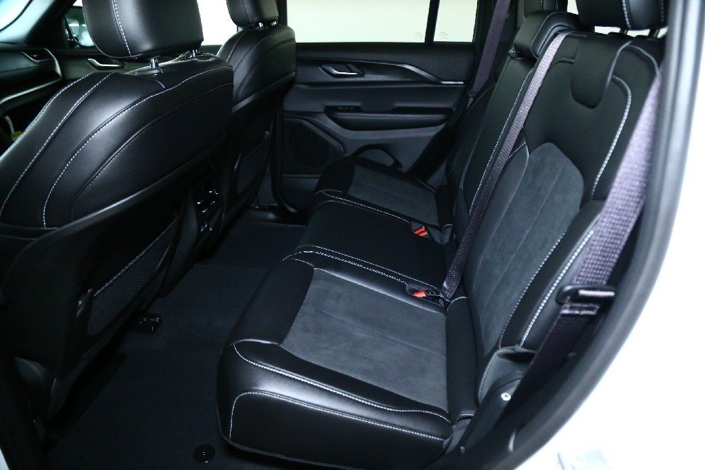 Used 2025 Jeep Grand Cherokee Altitude image 14