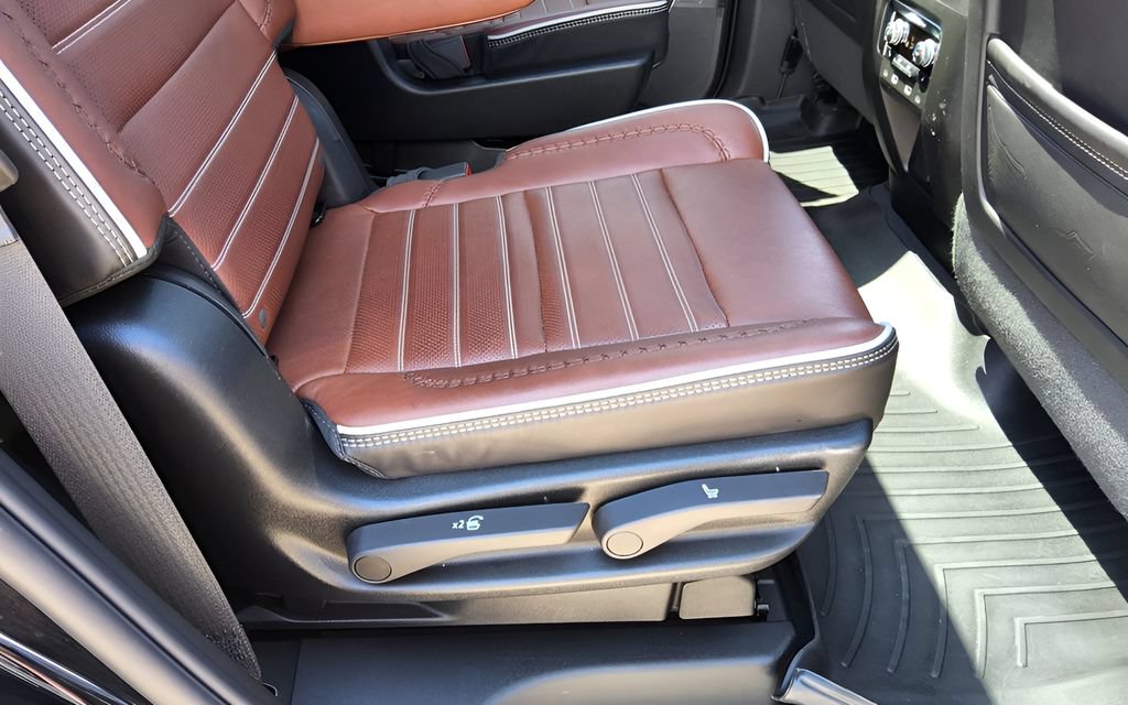 Used 2024 GMC Yukon Denali Ultimate AWD/4WD image 39