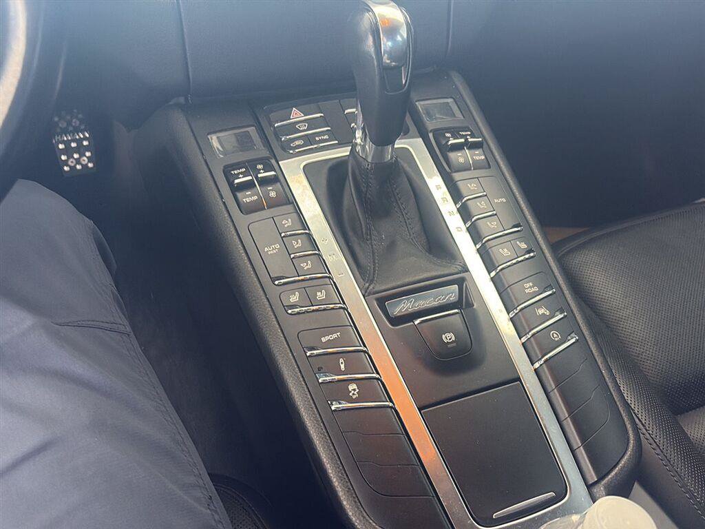 Used 2015 Porsche Macan Turbo AWD/4WD image 12