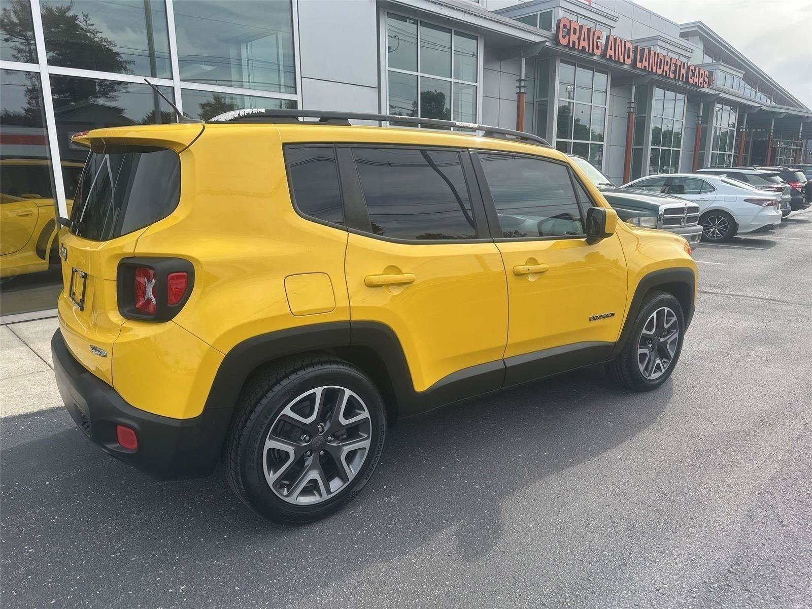 Used 2017 Jeep Renegade Latitude w/ Cold Weather Group FWD image 3