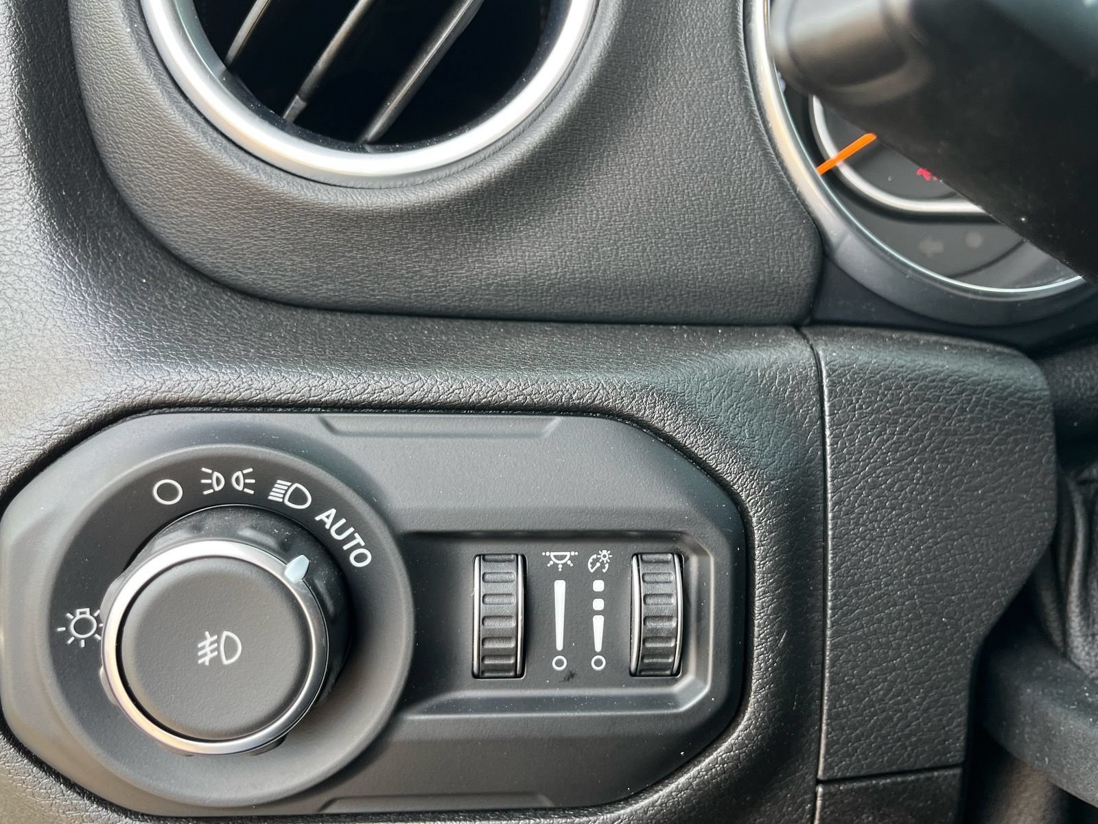 Used 2019 Jeep Wrangler Unlimited Sahara AWD/4WD image 28