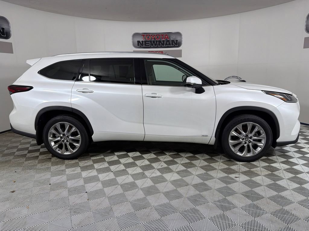 Used 2025 Toyota Highlander Limited image 3