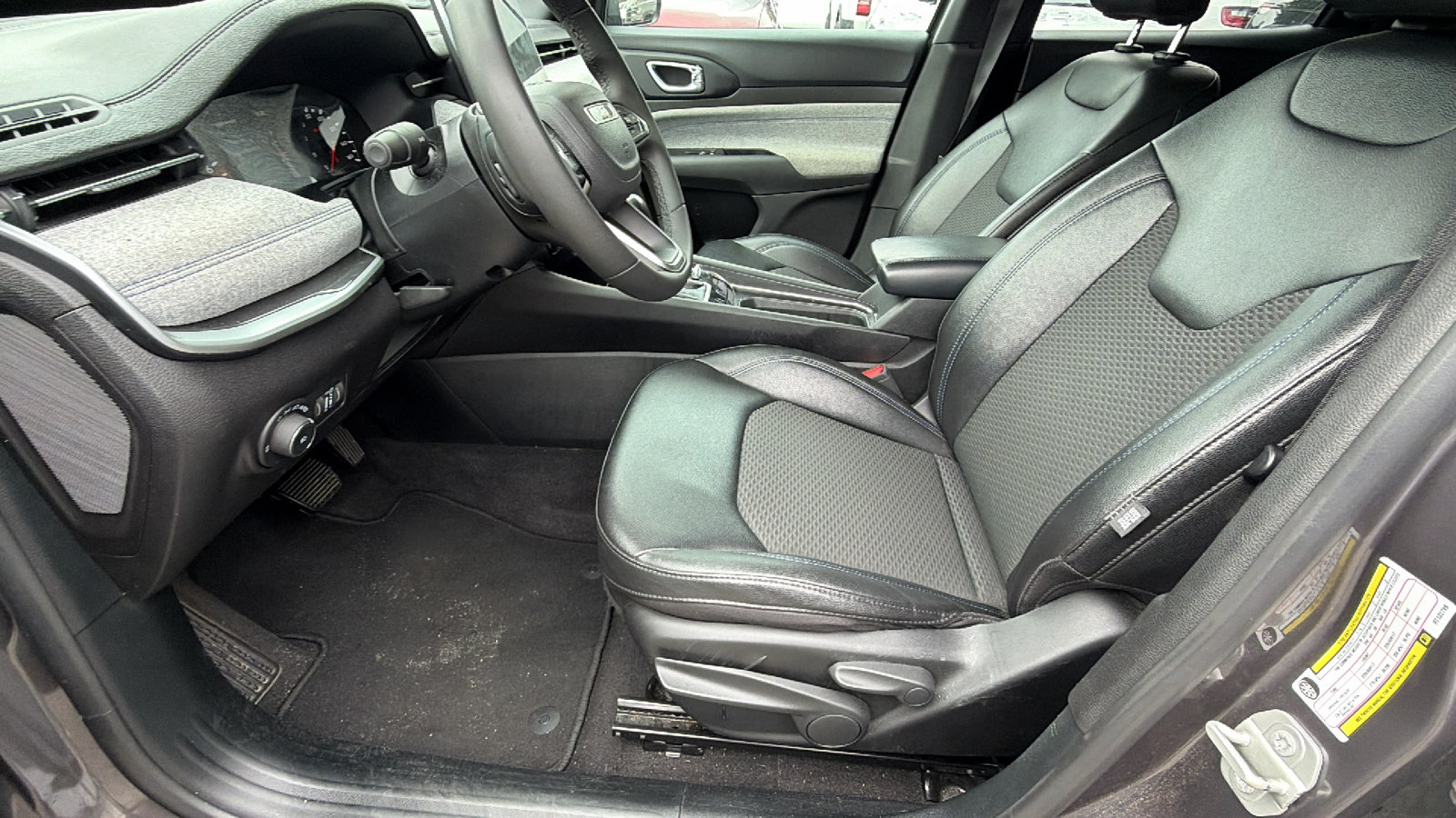 Used 2024 Jeep Compass Latitude AWD/4WD image 15
