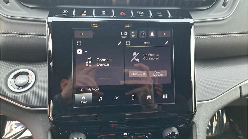 Used 2025 Jeep Grand Cherokee Laredo AWD/4WD image 21