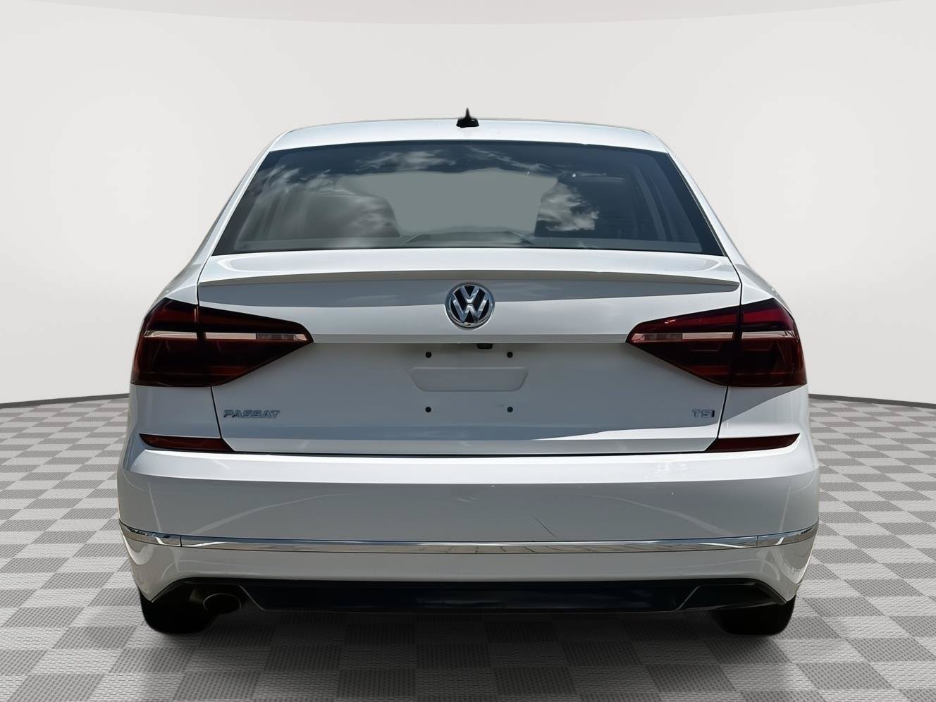 Used 2018 Volkswagen Passat 2.0T R-Line FWD image 5