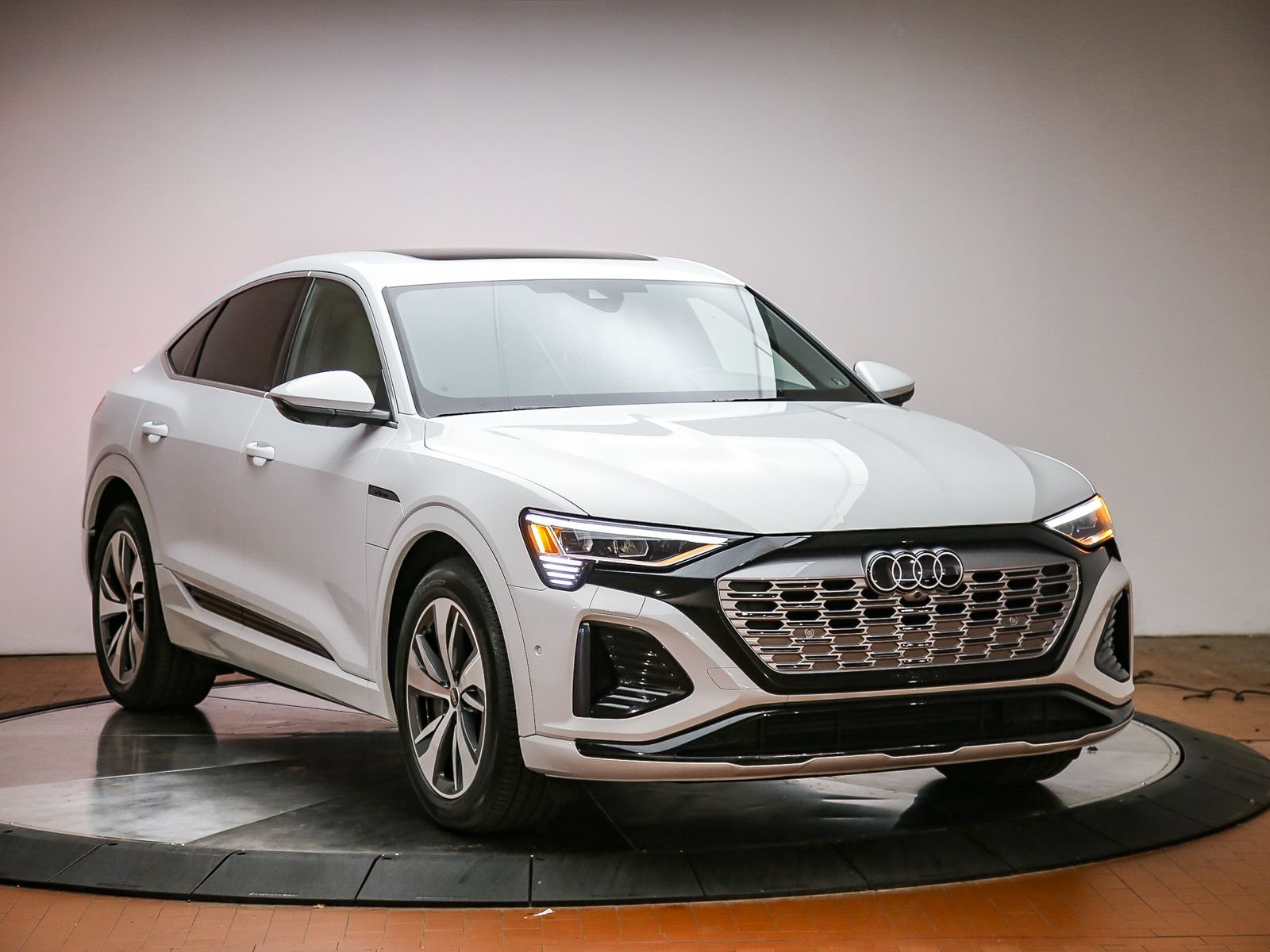 Used 2024 Audi Q8 e-tron Premium Plus w/ Premium Plus Package AWD/4WD image 6