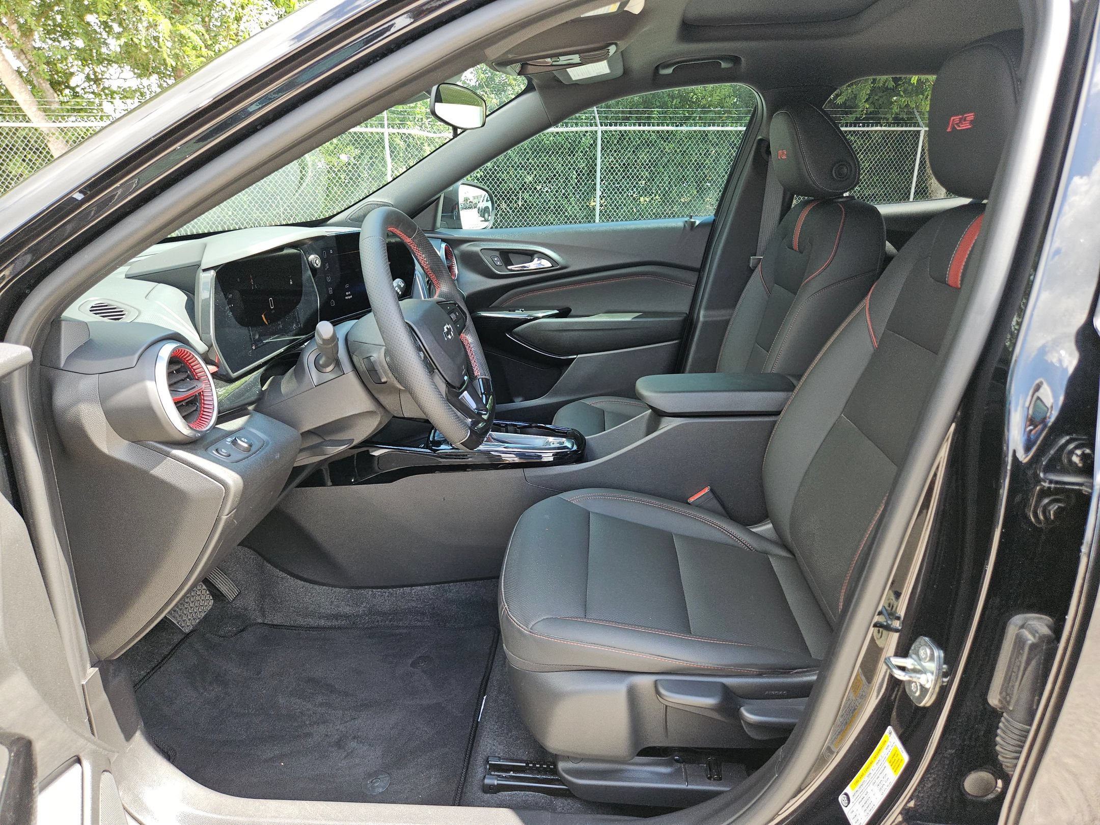 Used 2024 Chevrolet Trax RS w/ Sunroof Package FWD image 9